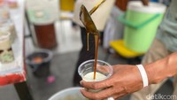 Es cendol tak hanya ada di Padang, tapi di daerah lainnya yang kerap disebut sebagai dawet. Tentunya racikan es cendol Padang memiliki perbedaan dengan daerah lainnya. Cendolnya terdapat 2 jenis, yaitu cendol beras dan cendol sagu. Foto: detikFood/Yenny Mustika Sari