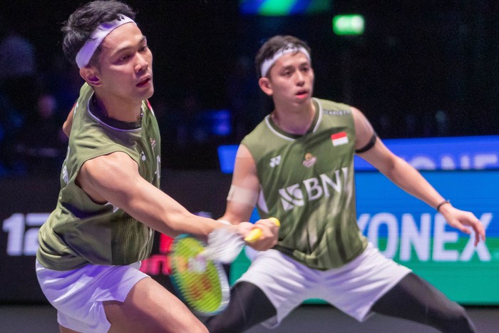 BIRMINGHAM, ENGLAND - MARCH 17: Muhammad Rian Ardianto (R) and Fajar Alfian of Indonesia compete in the Mens Doubles Final match against Aaron Chia and Soh Wooi Yik of Malaysia on day six of the Yonex All England Open Badminton Championships 2024 at Utilita Arena Birmingham on March 17, 2024 in Birmingham, England. (Photo by Tai Chengzhe/VCG via Getty Images)