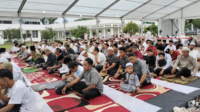 Ratusan jemaah mendengarkan ceramah usahi sholat id lebaran 2024 di rumah dinas Gubernur Sumatera Utara.