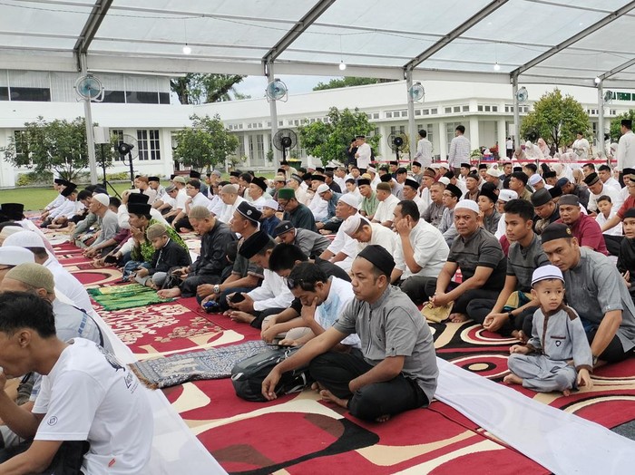 Ratusan jemaah mendengarkan ceramah usahi sholat id lebaran 2024 di rumah dinas Gubernur Sumatera Utara.