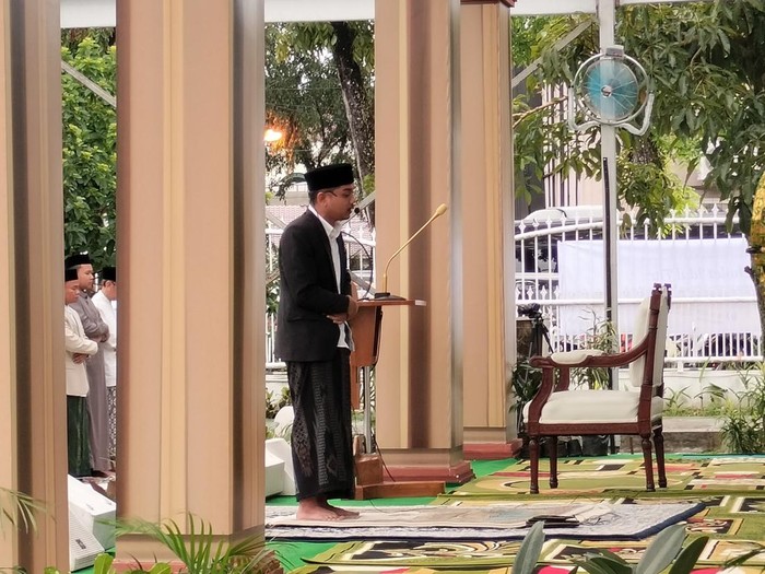 Felicia Gisela Br Sihite Imam sekaligus qori pada salat Id Ustadz Rizki Maulana Siregar memimpin salat.