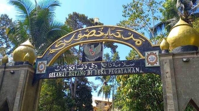 Gapura Desa Pegayaman, Buleleng, Bali, Minggu (24/3/2024). Desa Pegayaman merupakan salah satu kampung muslim di Pulau Dewata.