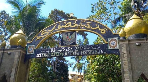 Gapura Desa Pegayaman, Buleleng, Bali, Minggu (24/3/2024). Desa Pegayaman merupakan salah satu kampung muslim di Pulau Dewata.