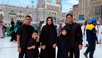Keluarga Anang Hermansyah bersama istrinya Ashanty juga mengucapkan selamat Lebaran dari Tanah Suci. Mereka tampak mengenakan pakaian serba warna hitam.   Foto: Ashanty/ Instagram