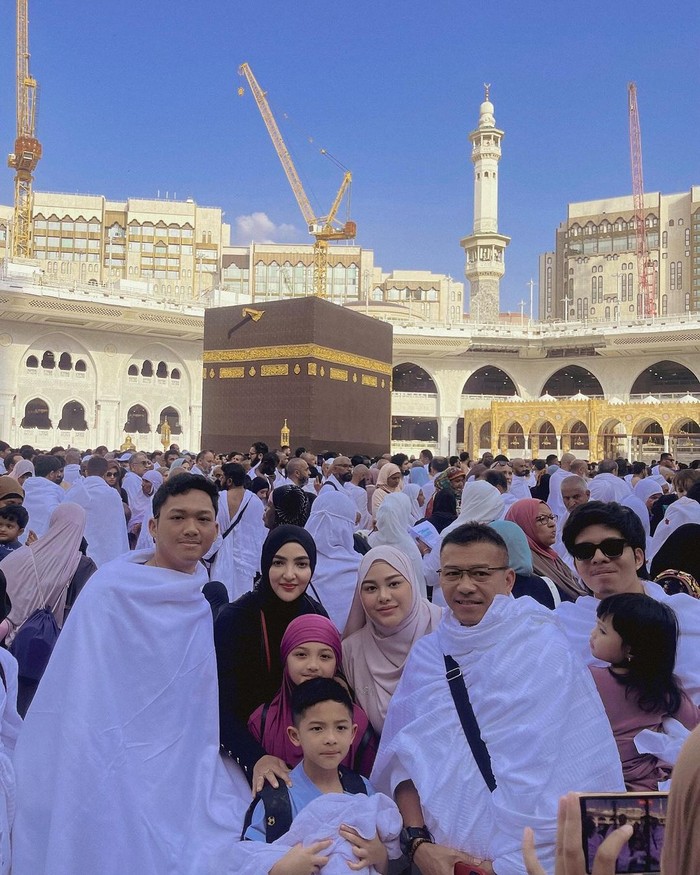 Gaya Keluarga Ashanty hingga Atta Halilintar Lebaran di Tanah Suci Gaya Keluarga Ashanty hingga Atta Halilintar Lebaran di Tanah Suci