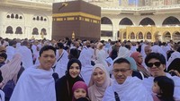 Sejak 10 hari terakhir sebelum Lebaran, mereka menjalani umrah di Tanah Suci.  Foto: Ashanty/ Instagram