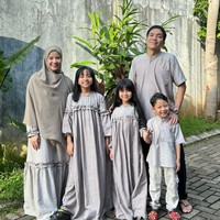 Meski sudah bercerai namun Natasha Rizky dan Desta masih tampil kompak bersama ketiga anaknya. Terlihat kelimanya mengenakan pakaian berwarna coklat. Foto: Instagram