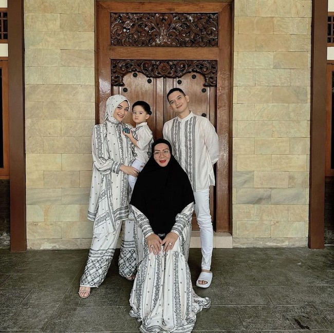 Citra Kirana dan keluarganya juga memilih mengenakan pakaian Lebaran seragaman. Citra dan keluarganya tampak mengenakan pakaian bermotif dengan warna krem. Foto: Instagram