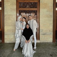 Citra Kirana dan keluarganya juga memilih mengenakan pakaian Lebaran seragaman. Citra dan keluarganya tampak mengenakan pakaian bermotif dengan warna krem. Foto: Instagram
