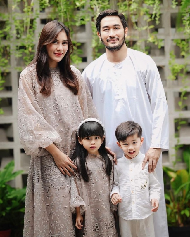 Syahnaz dan Jeje tampil kompak bersama kedua anak kembarnya. Syahnaz dan sang putri memilih menngenakann dress berwarna coklat, sementara Jeje dan putranya mengenakan pakaian berwarna putih. Foto: Instagram