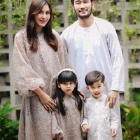 Syahnaz dan Jeje tampil kompak bersama kedua anak kembarnya. Syahnaz dan sang putri memilih menngenakann dress berwarna coklat, sementara Jeje dan putranya mengenakan pakaian berwarna putih. Foto: Instagram