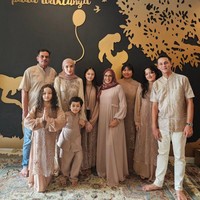 Andhika Pratama dan Ussy juga terlihat tampil kompak dengan keluarga besarnya. Andhika dan keluarga besarnya itu memilih mengenakan busana Lebaran berwarna coklat. Foto: Instagram