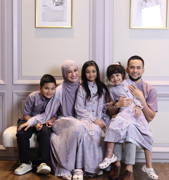 Keluarga Shireen Sungkar dan Teuku Wisnu tampil menawan dalam balutan busana Lebaran berwarna lilac. Shireen sendiri tampil dengan blouse lenngann panjang, rok plisket, lengkap dengan hijab di kepalanya. Foto: Instagram