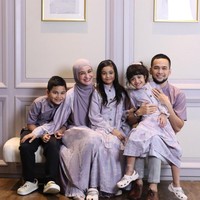 Keluarga Shireen Sungkar dan Teuku Wisnu tampil menawan dalam balutan busana Lebaran berwarna lilac. Shireen sendiri tampil dengan blouse lenngann panjang, rok plisket, lengkap dengan hijab di kepalanya. Foto: Instagram