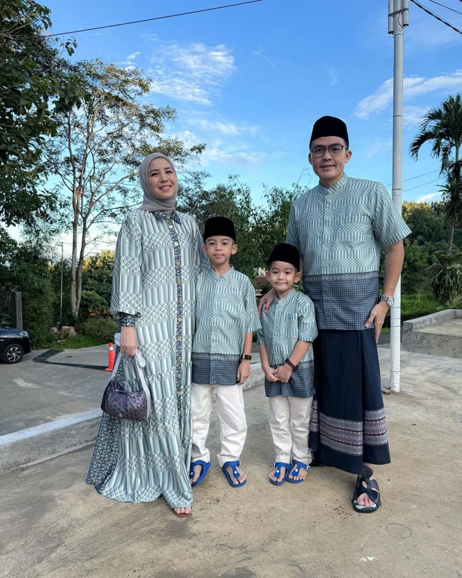 Baju Lebaran berwarna cerah juga menjadi pilihan Tya Ariestya dan keluarganya. Tya bersama suami dan kedua putranya memilih warna tosca dengan motif geometrik. Foto: Instagram