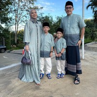Baju Lebaran berwarna cerah juga menjadi pilihan Tya Ariestya dan keluarganya. Tya bersama suami dan kedua putranya memilih warna tosca dengan motif geometrik. Foto: Instagram