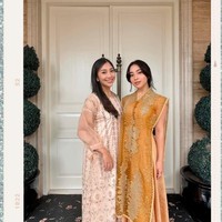 Artis cantik Nikita Willy memilih tampil stylish mengenakan gold lace sleeveless dress warna kuning. Sementara sang adik, Nona tampil dengan sheer long sleeves beaded dress. Foto: Instagram