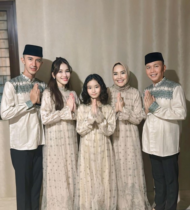 Pedangdut Ayu Ting memilih mengenakan baju Lebaran yang kompak dengan keluarganya. Calon suaminya, Muhammad Fardhana juga terlihat ikut mengenakan pakaian seragaman dengan Ayu dan keluarganya. Foto: Instagram