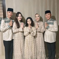 Pedangdut Ayu Ting memilih mengenakan baju Lebaran yang kompak dengan keluarganya. Calon suaminya, Muhammad Fardhana juga terlihat ikut mengenakan pakaian seragaman dengan Ayu dan keluarganya. Foto: Instagram