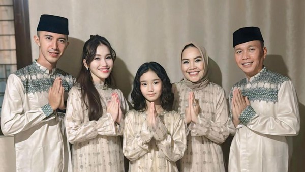 8 Adu Gaya Artis Pakai Baju Lebaran, Ayu Ting Ting Hingga Nikita Willy