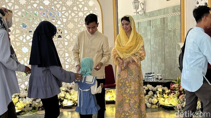 Gibran Rakabuming dan istrinya Selvi Ananda saat open house di Loji Gandrung Solo, Rabu (10/4/2024).