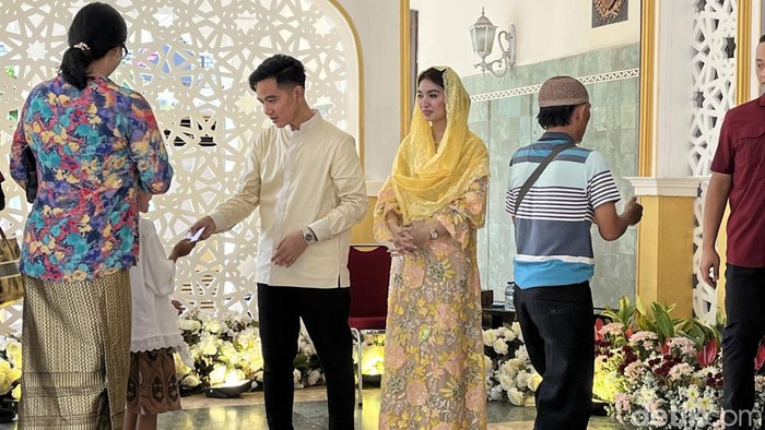 Gibran Rakabuming dan istrinya Selvi Ananda saat open house di Loji Gandrung Solo, Rabu (10/4/2024).