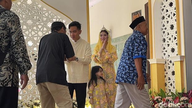 Gibran Rakabuming dan istrinya Selvi Ananda saat open house di Loji Gandrung Solo, Rabu (10/4/2024).