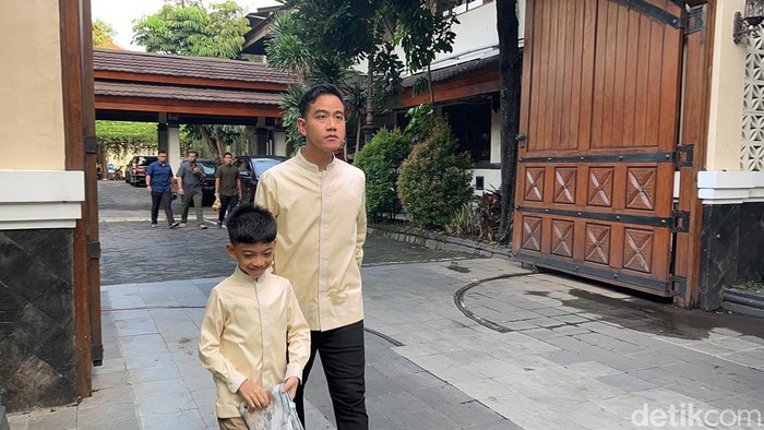 Gibran Rakabuming usai salat Id di Balai Kota Solo, Rabu (10/4/2024).