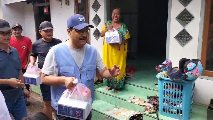 Gus Ipul Blusukan Kampung Bagikan Bantuan Warga Terdampak Banjir Pasuruan