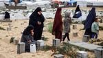 Idul Fitri, Warga Palestina Ziarah Kubur Korban Tewas Serangan Israel
