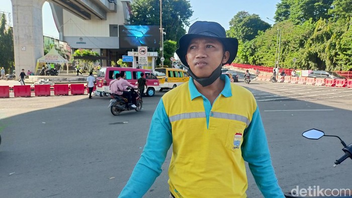 Iwan Saputra Petugas DLHK Palembang yang ingin merayakan Salat Id bersama keluarga.