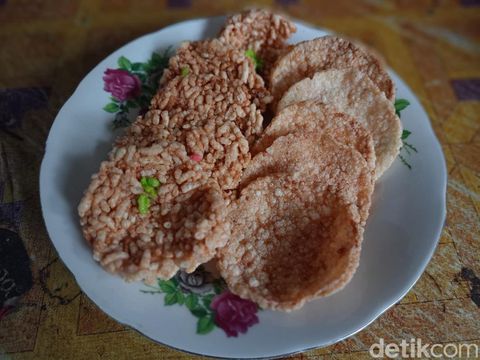 Jaja begina dan uli berbahan ketan yang biasa dijadikan kudapan warga muslim di Dusun Angansari, Desa Kutuh, Bangli.