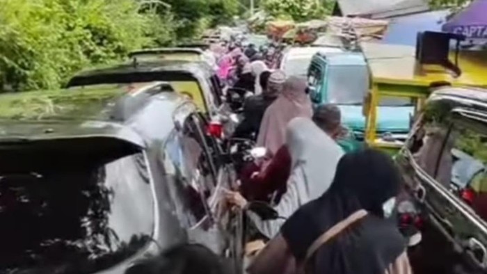 Jalan Poros Asrama Haji macet dipadati peziarah di TPU Sudiang, Makassar.