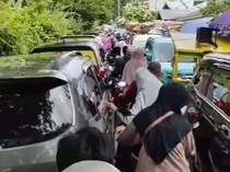 Jalan Menuju TPU Sudiang Makassar Dipadati Peziarah, Lalin Macet