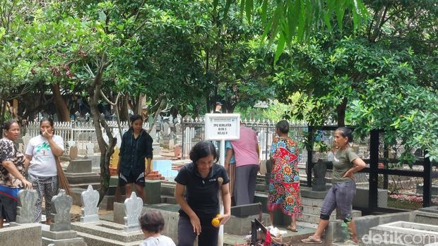 Jasa pembersih makam di TPU Kemlaten Kota Cirebon