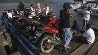 Jasa penyeberangan ini bertarif per orang beserta kendaraan Rp 30 ribu.