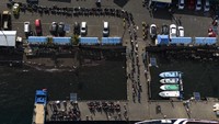 Foto udara sejumlah warga membawa kendaraan roda dua antre berjam-jam saat menunggu giliran untuk menyeberang menggunakan perahu motor tujuan Tidore Kepulauan di Pelabuhan Bastiong Ternate, Maluku Utara, Rabu (10/4/2024).