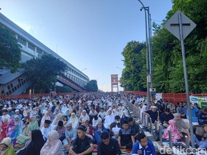 30 Ribu Jemaah Salat Id di Masjid Agung Palembang hingga Jembatan Ampera