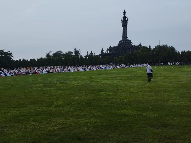 Jemaah salat Idul Fitri di Lapangan Renon, Denpasar, Rabu (10/4/2024). Ribuan jemaah diperkirakan ikut salat berjemaah di lapangan tersebut. Lantunan takbir mengalun sebelum salat Id dimulai.