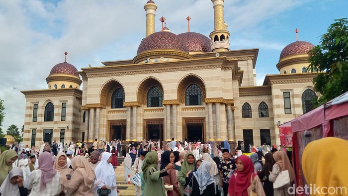Jemaah salat Id di Masjid Al Aqsha Klaten, Rabu (10/4/2024).