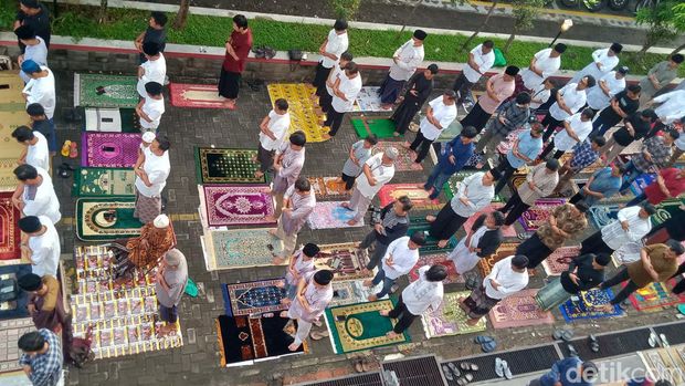 Jemaah salat Id di Masjid Al Aqsha Klaten, Rabu (10/4/2024).