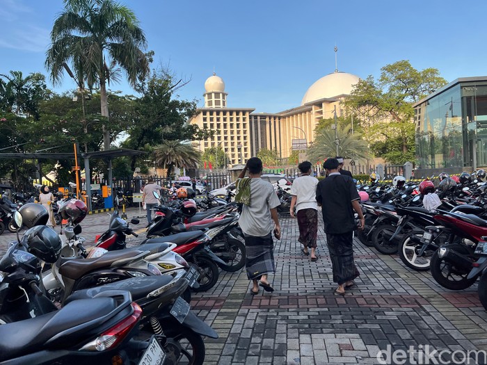 Jemaah salat Id Masjid Istiqlal parkir di halaman Katedral