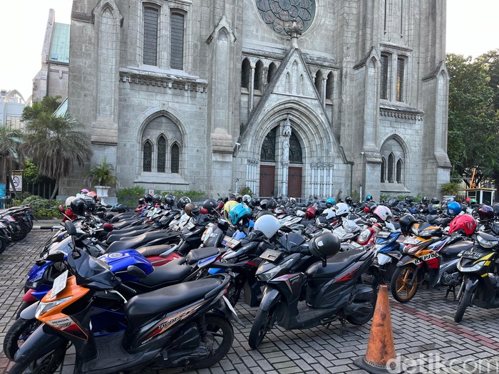 Jemaah salat Id Masjid Istiqlal parkir di halaman Katedral Jemaah salat Id Masjid Istiqlal parkir di halaman Katedral