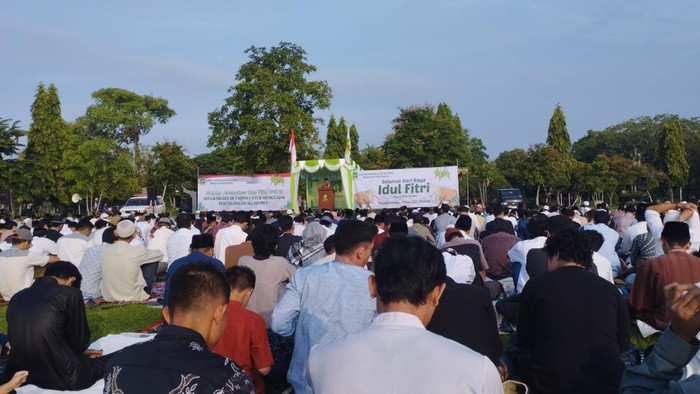 Jemaah salat Idul Fitri mendengarkan khotbah yang disampaikan khotib di Lapangan Renon, Denpasar, Bali, Rabu (10/4/2024). Khotib menyampaikan ceramah terkait pentingnya berpuasa dan dampaknya pada kehidupan sehari-hari.