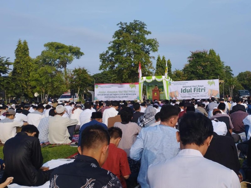 Jemaah salat Idul Fitri mendengarkan khotbah yang disampaikan khotib di Lapangan Renon, Denpasar, Bali, Rabu (10/4/2024). Khotib menyampaikan ceramah terkait pentingnya berpuasa dan dampaknya pada kehidupan sehari-hari.