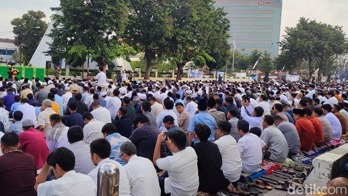 Jemaah salat Idul Fitri di Lapangan Simpang Lima Semarang, Rabu (10/4/2024)