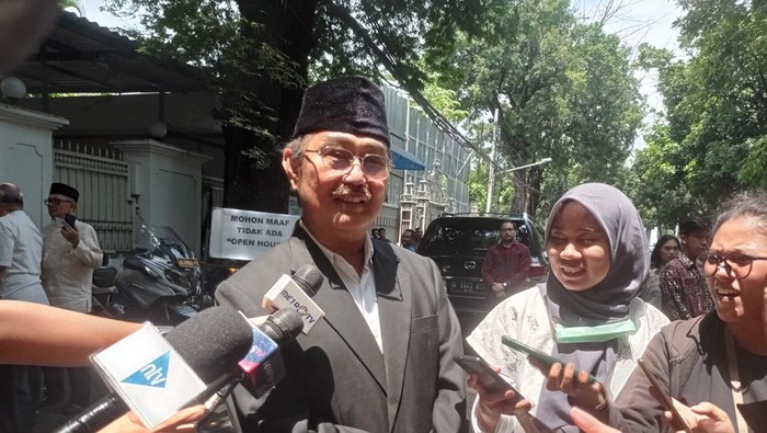 Jimly Asshiddiqie saat menyambangi kediaman Ketua Umum PDIP Megawati Soekarnoputri di Teuku Umar, Rabu (10/4/2024).
