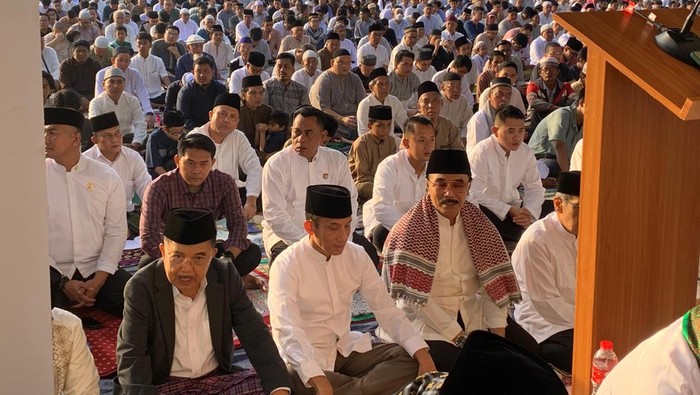 Masjid Agung Al-Azhar menggelar salat Idul Fitri 1445 Hijriah. Wakil Presiden (Wapres) ke-10 dan ke-12 Jusuf Kalla (JK) dan mantan Menpora Adhyaksa Dault menunaikan salat Id di Masjid Al-Azhar.