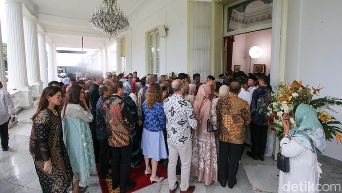 Sejumlah warga mengantre untuk bersalaman dengan Presiden RI Joko Widodo dan Ibu Negara Iriana di Istana Negara, Jakarta, Rabu (10/4/2024).