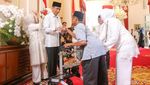 Jokowi Gelar Open House di Istana Negara, Warga Antre Panjang